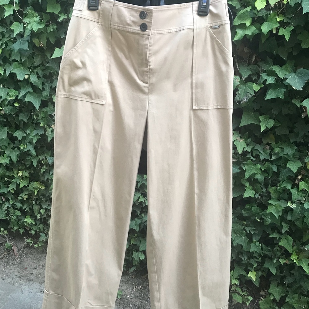 St John wide leg Capri pants / slacks . Kahki.